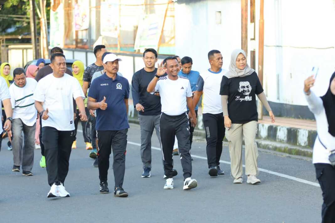 Bupati Bone H. Andi Asman Sulaiman, S.Sos., M.M., berolahraga di Lapangan Merdeka Watampone, Bone pada Minggu (12/7/2026).