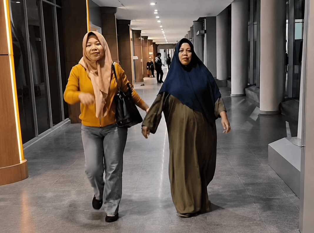 Tim Hotman 911 mendampingi ibu dari santri yang meninggal akibat dibakar di pesantren Lombok Tengah untuk mengadu ke Komisi III DPR RI hari ini akibat mandeknya kasus di daerah.