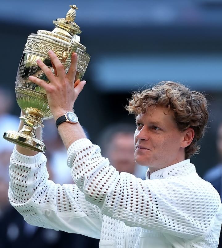 Petenis putra Jannik Sinner sukses mempertahankan gelar juara Wimbledon berturut-turut usai menumbangkan Alexander Zverev lewat duel sengit empat set.