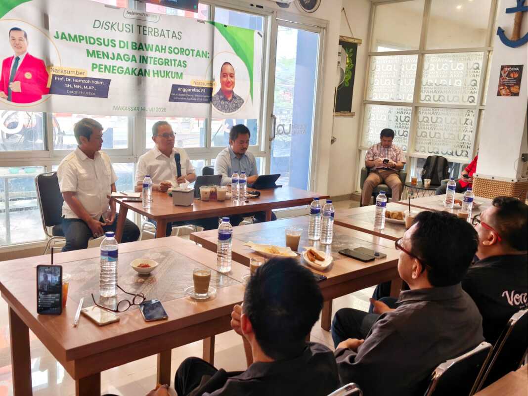 Prof Hamzah Halim dalam diskusi terbatas Sulawesi Pos di Kedai Ayah UQ, Jalan Adhyaksa Baru Ruko Zamrud, Kecamatan Panakkukang, Kota Makassar, Selasa (14/7/2026).