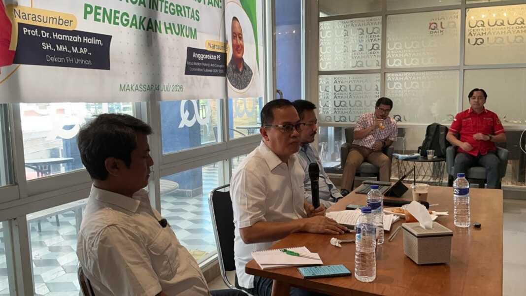 Prof Hamzah Halim dalam diskusi terbatas Sulawesi Pos di Kedai Ayah UQ, Jalan Adhyaksa Baru Ruko Zamrud, Kecamatan Panakkukang, Kota Makassar, Selasa (14/7/2026).