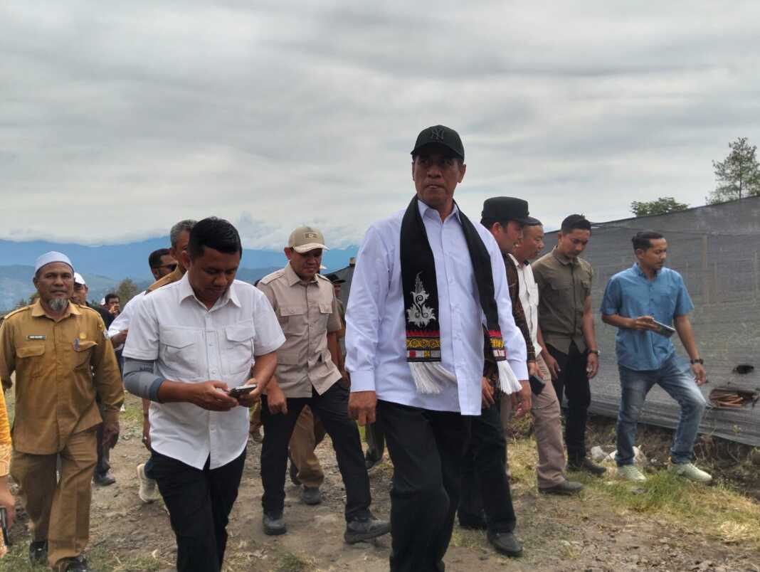 Mentan Andi Amran Sulaiman menegaskan pemerintah akan menindak tegas hingga menutup perusahaan yang sengaja mempermainkan dan menekan harga TBS sawit petani.