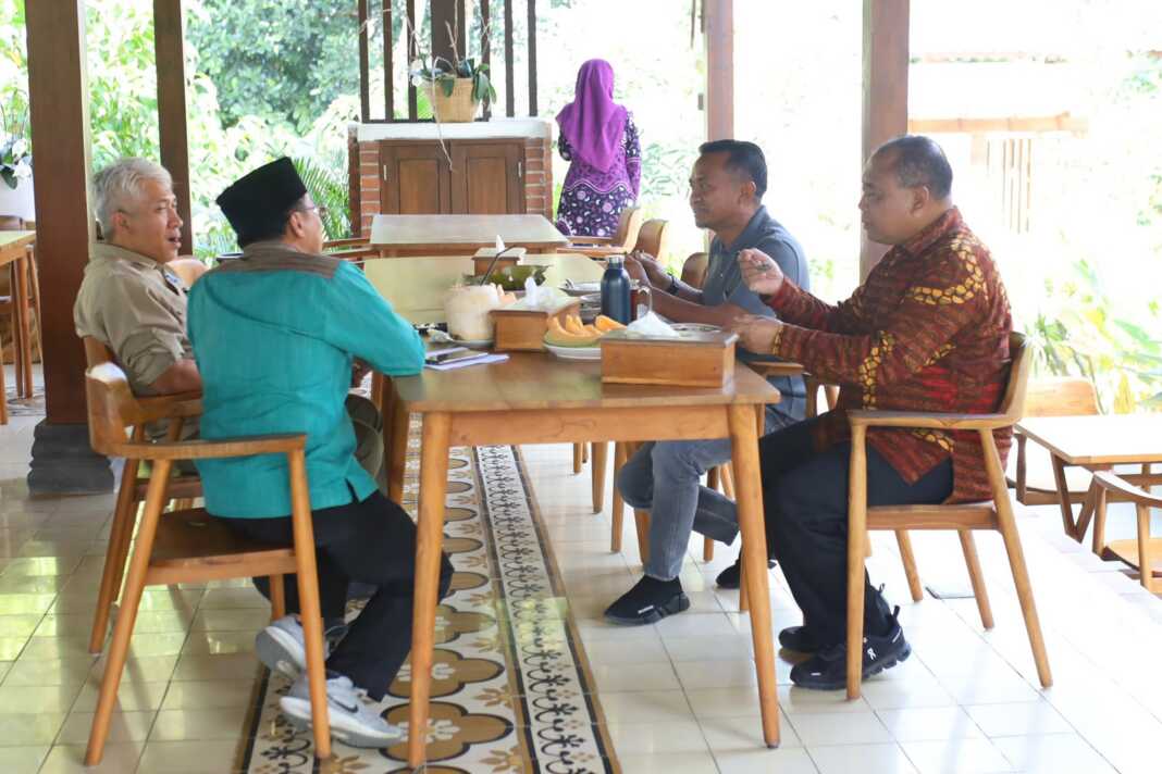 Bupati Bone, H. Andi Asman Sulaiman, S.Sos., M.M., dalam kunjungan kerjanya ke Daerah Istimewa Yogyakarta, Kamis (16/7/2026) untuk bertemu langsung dengan Bupati Sleman, H. Harda Kiswaya, S.E., M.Si., di salah satu restoran di Kabupaten Sleman.