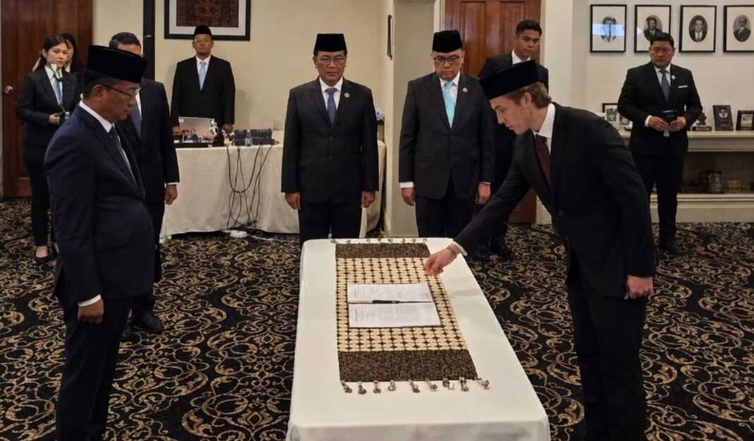 Luke Vickery menjalani prosesi pengambilan sumpah kewarganegaraan Indonesia di KJRI Sydney, Australia.