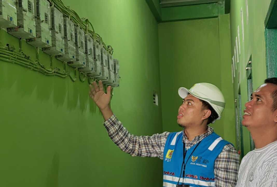 Petugas PLN melayani pelanggan dalam program promo diskon tambah daya listrik melalui aplikasi PLN Mobile.