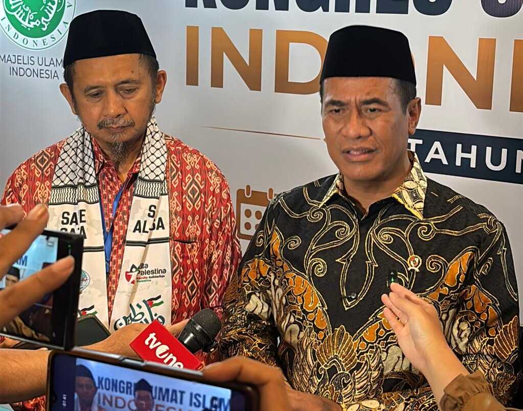 Ketua MUI Bidang Ukhuwah Islamiyah sekaligus Pemimpin Umum Wahdah Islamiyah, K.H. Muhammad Zaitun Rasmin dan Menteri Pertanian Andi Amran Sulaiman.