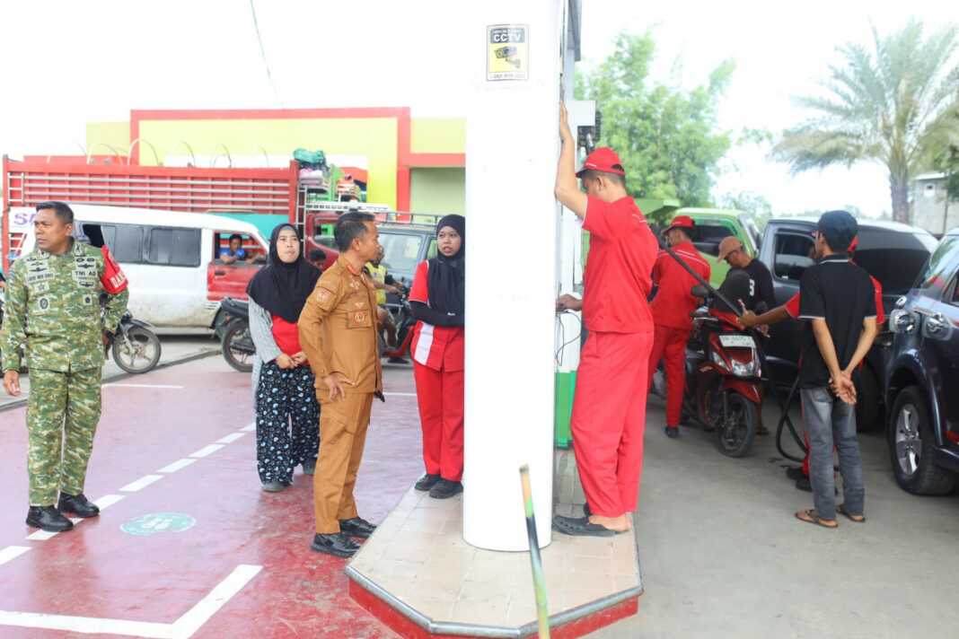 Bupati Bone melakukan sidak mendadak di SPBU Pakkasalo saat dalam perjalanan menuju lokasi tanam perdana.