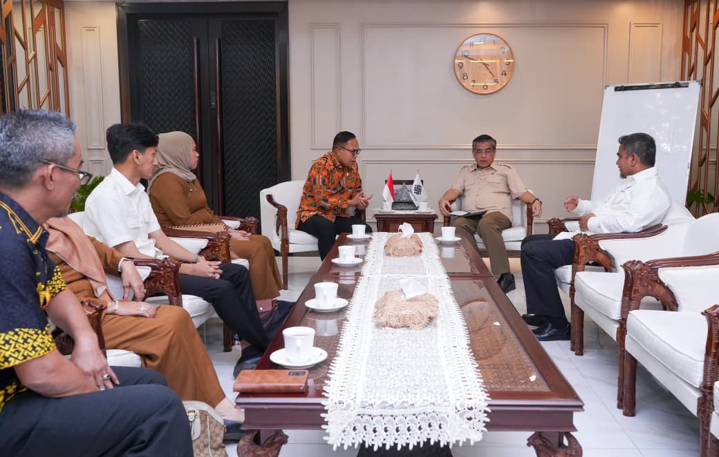 Wakil Bupati Bone Andi Akmal Pasluddin didampingi Kepala Dinas Tenaga Kerja Bone Hj. Faidah dan Anggota DPRD Bone Andi Alvin saat melakukan audiensi dengan Menteri Ketenagakerjaan RI Prof. Yassierli di Kantor Kementerian Ketenagakerjaan, Jakarta, Senin (27/7/2026)