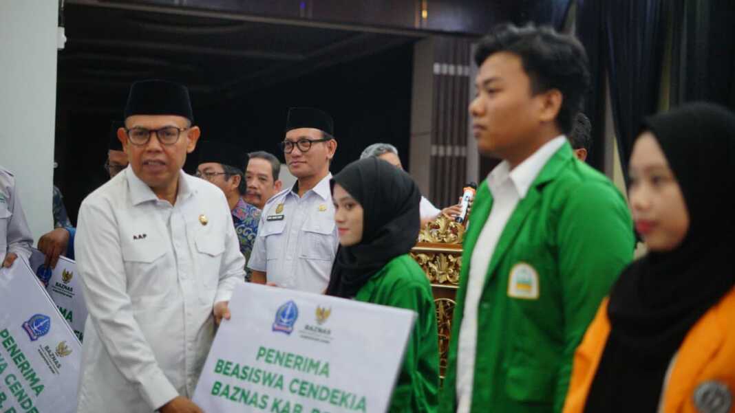 Wakil Bupati Bone, Dr. H. Andi Akmal Pasluddin, S.P., M.M., menghadiri peluncuran Program Beasiswa Cendekia BAZNAS Tahun 202