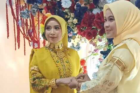 yuli korban dugaan penganiayaan ketua dprd bone dilamar putra kades awangpone pemasangan cincin baju adat bugis
