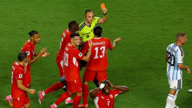 Wasit mengacungkan kartu merah saat pemain Swiss memprotes keputusan VAR dalam laga Argentina vs Swiss pada perempat final Piala Dunia 2026.