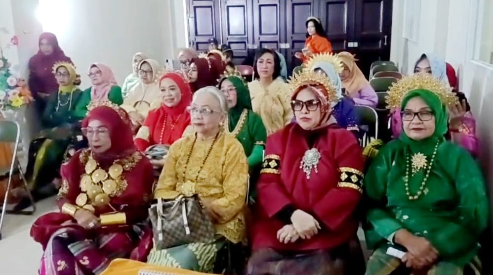 Peserta HUT ke-65 IKWI tampil berbusana adat saat perayaan di Makassar, Selasa, 21 Juli 2026.