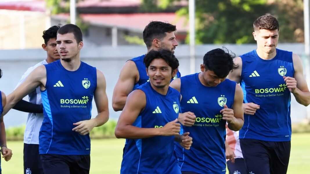 Pemain PSM Makassar mengikuti latihan perdana di Stadion Kalegowa saat persiapan awal musim 2026/2027.