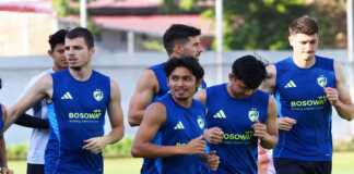 Pemain PSM Makassar mengikuti latihan perdana di Stadion Kalegowa saat persiapan awal musim 2026/2027.