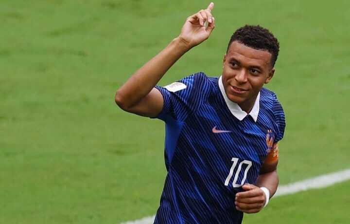 Kylian Mbappe memberi gestur usai mencetak gol untuk Prancis dalam laga perebutan tempat ketiga Piala Dunia 2026 melawan Inggris.