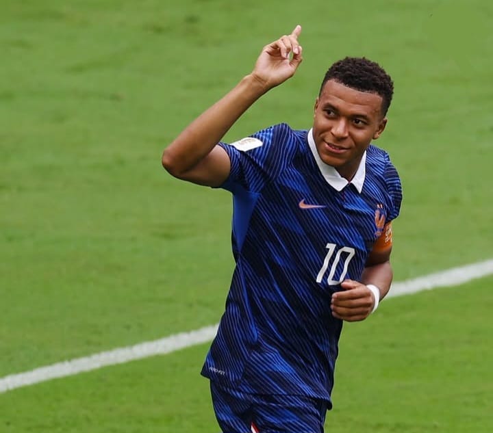 Kylian Mbappe memberi gestur usai mencetak gol untuk Prancis dalam laga perebutan tempat ketiga Piala Dunia 2026 melawan Inggris.