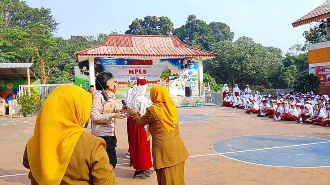 Suasana siswa dan aparat di SDN Srengseng Sawah 15 Pagi, Jagakarsa, saat ancaman bom diterima pada hari pertama sekolah.