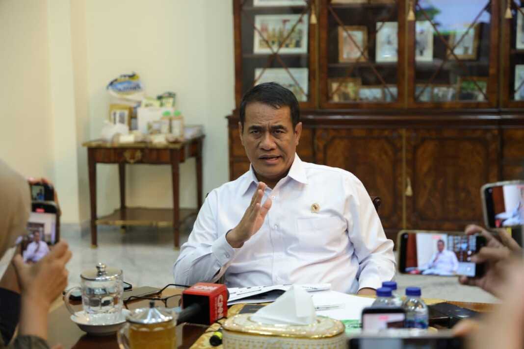 Menteri Pertanian Andi Amran Sulaiman saat memberi keterangan kepada wartawan terkait dugaan penipuan beras fortifikasi.