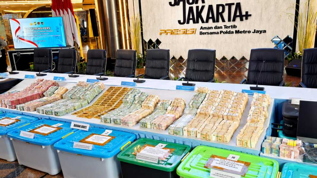 Barang bukti uang tunai dan emas 74 kilogram dalam konferensi pers pengungkapan korupsi di Polda Metro Jaya