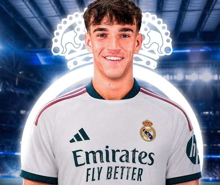 Carlos Espi memakai jersey Real Madrid dalam materi visual transfer resmi.