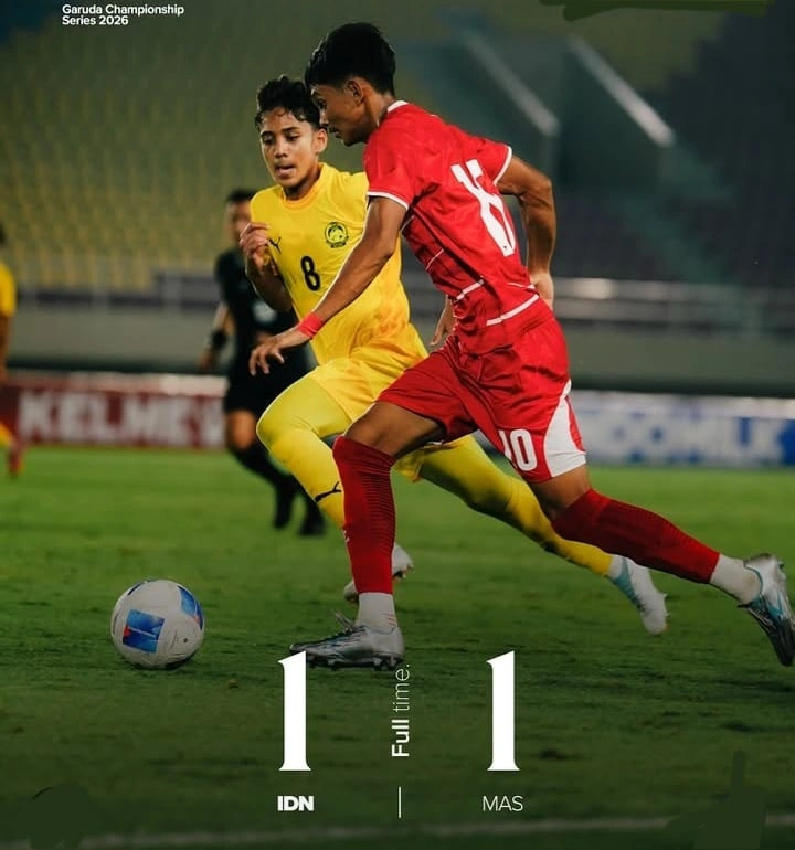 Pemain Timnas U-17 Indonesia berebut bola dengan Malaysia dalam laga Garuda Championship Series 2026 di Solo