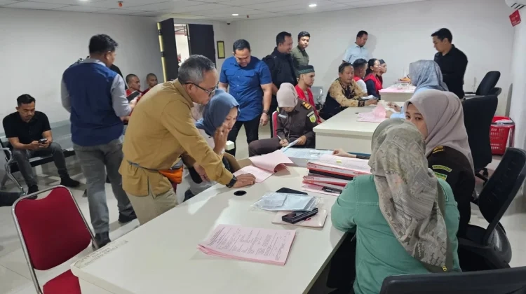 BBPOM di Makassar Serahkan Dua Tersangka kekepada Jaksa Penuntut Umum (JPU), Selasa, 30 Juni 2026. Dok. BBPOM Makassar