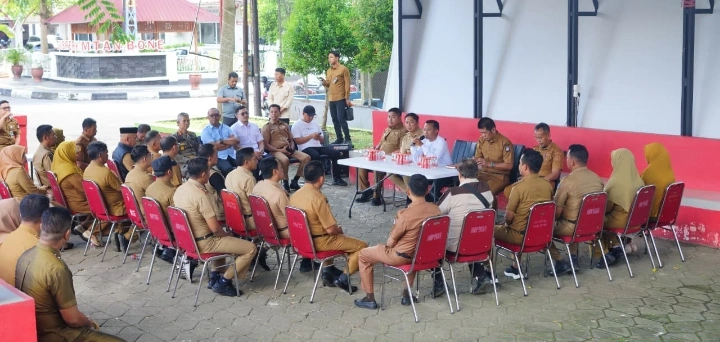 Bupati Bone Andi Asman Sulaiman mengumpulkan camat dan lurah di Lapangan Merdeka Watampone