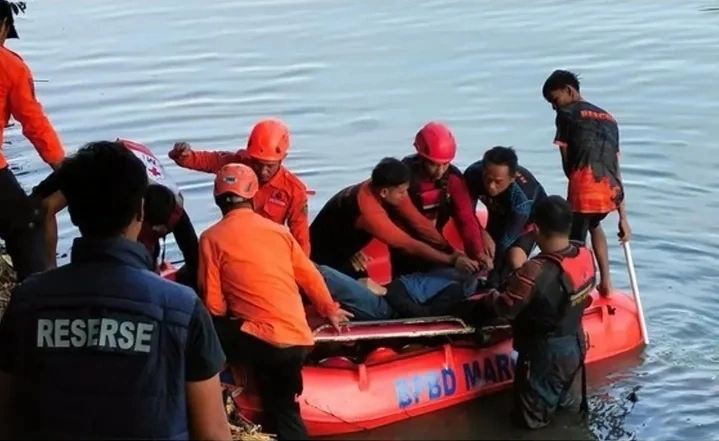 Tim SAR dan BPBD Maros mengevakuasi korban tenggelam di Sungai Maros