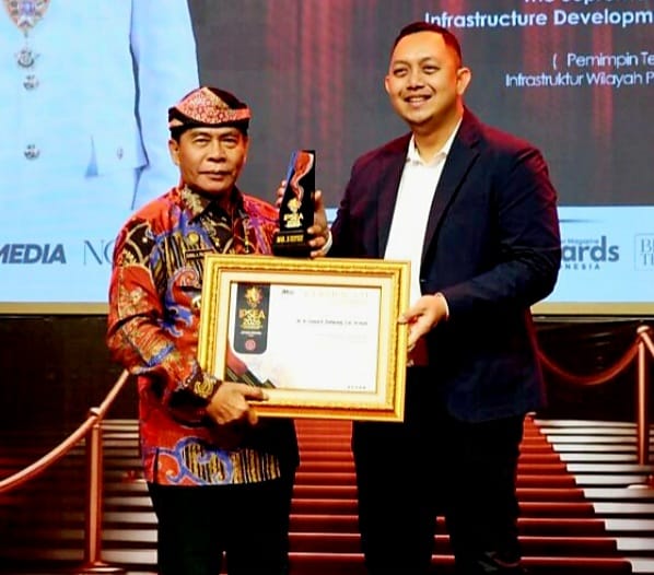 Gubernur Kalimantan Utara Zainal Arifin Paliwang menerima penghargaan IPSEA 2026 di Bali.