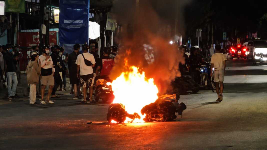 Motor yang terbakar di Jalan Urip Sumoharjo, Makassar, saat bentrokan warga Tamajene dengan kelompok penyerang pada Kamis malam, 30 Juli 2026.