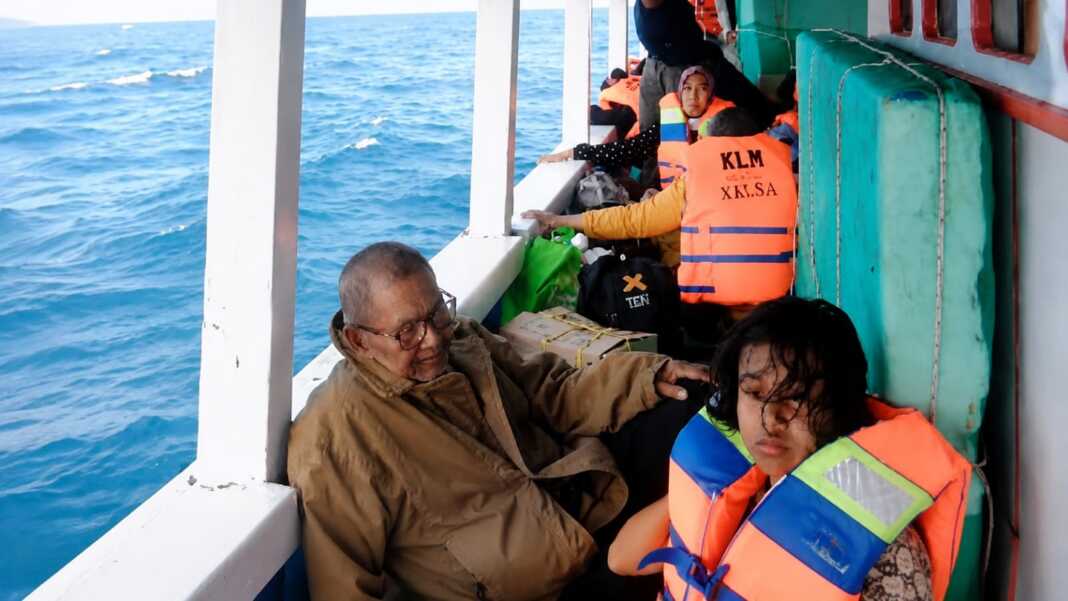 Umar duduk di samping cucunya, Naura, di atas KLM Nurul Salsa sebelum kapal tenggelam di perairan barat Pulau Polassi, Kepulauan Selayar.
