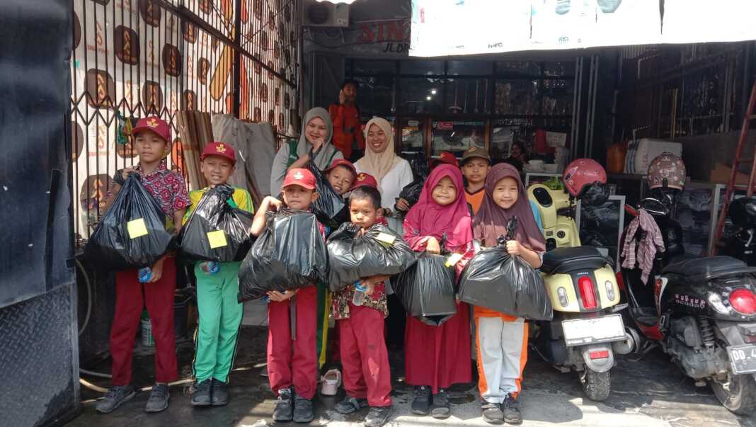 10 Siswa SDN 324 Takkue Terima Seragam Gratis dari BAZNAS Bulukumba