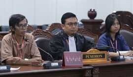 Pengemudi ojek online Didi Supandi (kiri) bersama istrinya, Wahyu Triana Sari (kanan). (Foto: dok. Mahkamah Konstitusi)