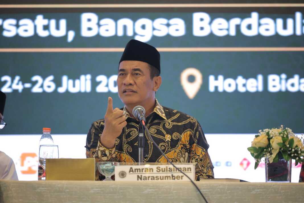 Menteri Pertanian Andi Amran Sulaiman berbicara dalam forum Kongres Umat Islam Indonesia VIII di Jakarta.