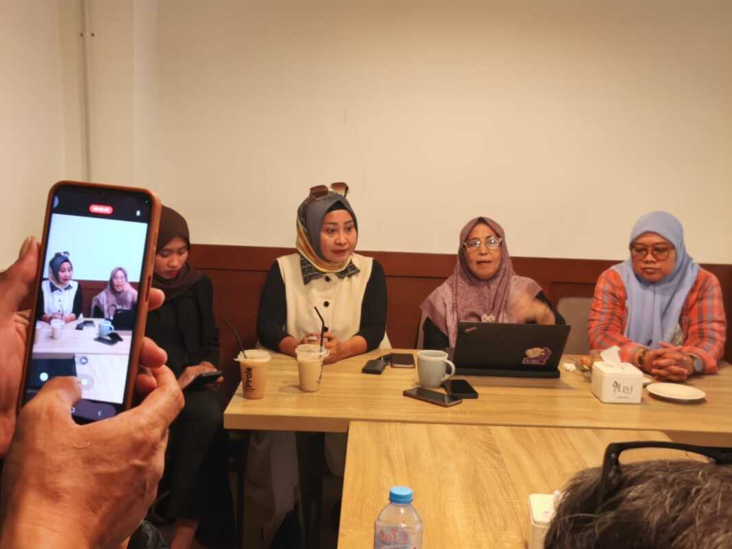 Konferensi pers koalisi yang mendesak Polda Sulsel membuka kembali kasus dugaan kekerasan seksual eks Rektor UNM Karta Jayadi di Makassar.