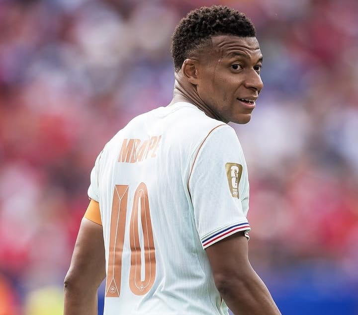 Kylian Mbappe menoleh saat memperkuat Prancis dalam laga perempat final Piala Dunia 2026 melawan Maroko.
