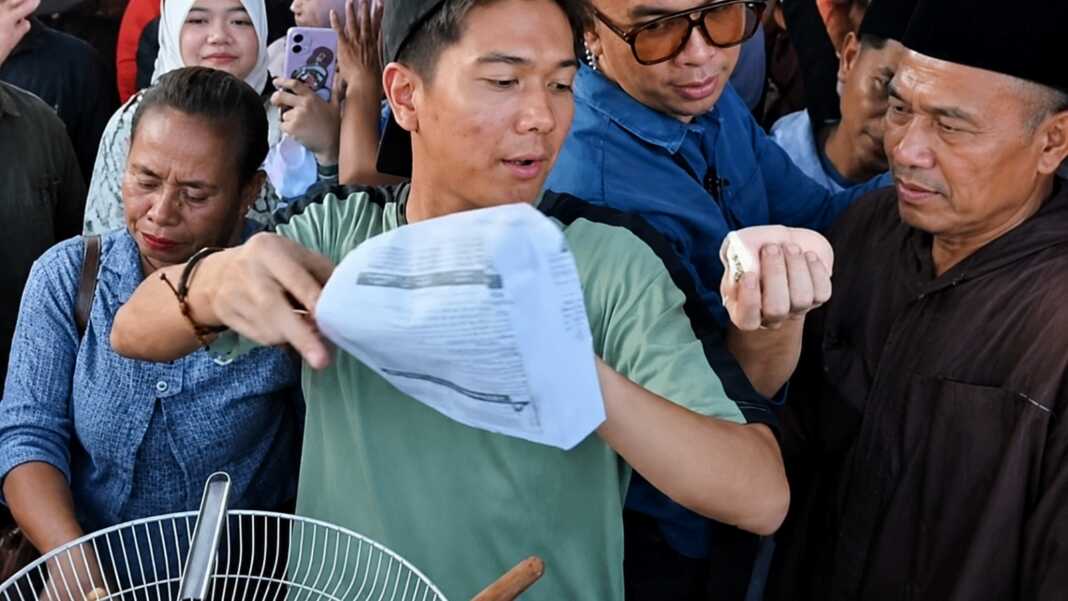 Iqbaal Ramadhan berjualan gorengan saat promosi film Operasi Pesta Copet di Latihan Pestapora Makassar.
