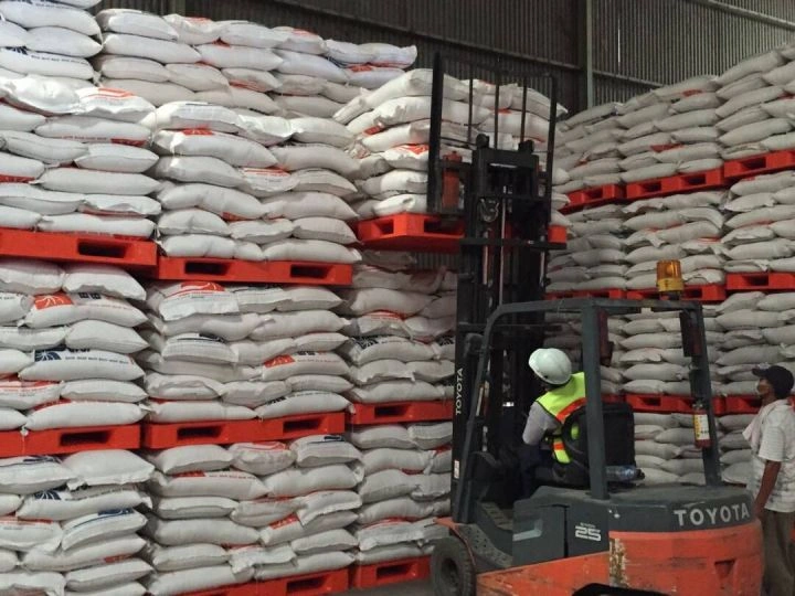 Stok beras di gudang untuk ilustrasi produksi beras nasional 2026