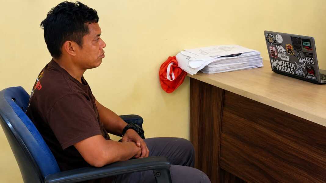 Nakhoda KLM Nurul Salsa, Marlin, saat diperiksa terkait keputusan tetap berlayar di tengah cuaca buruk sebelum kapal tenggelam di perairan Selayar.