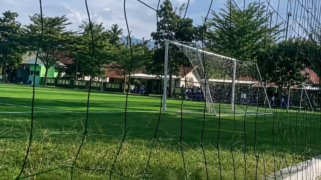 Lapangan sepak bola dengan gawang dan jaring di Palopo saat isu Palopo Cup 2026 batal dimulai mencuat.