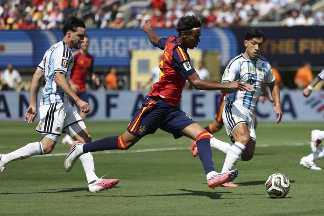 Duel pemain Spanyol dan Argentina dalam final Piala Dunia 2026 yang berakhir 1-0 untuk kemenangan La Roja.