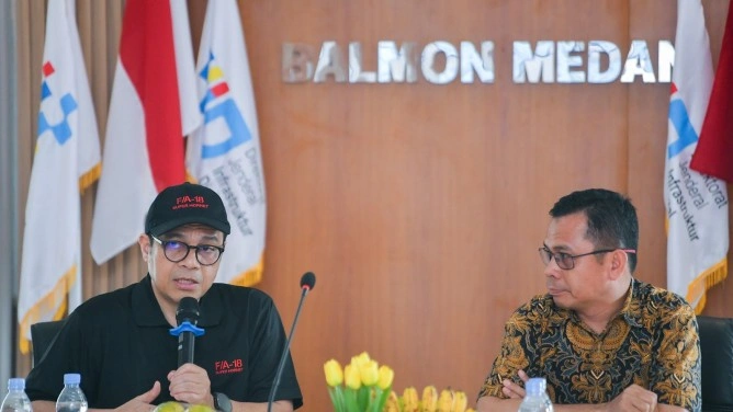Wamenkomdigi Nezar Patria didampingi Kepala Balai Monitor Spektrum Frekuensi Radio (Balmon) Kelas I Medan Latuse memberikan arahan kepada para pegawai dalam kunjungannya ke Kantor Balmon Medan, di Kabupaten Deli Serdang, Sumatera Utara, Sabtu (04/07/2026). Foto: Pey HS/Komdigi