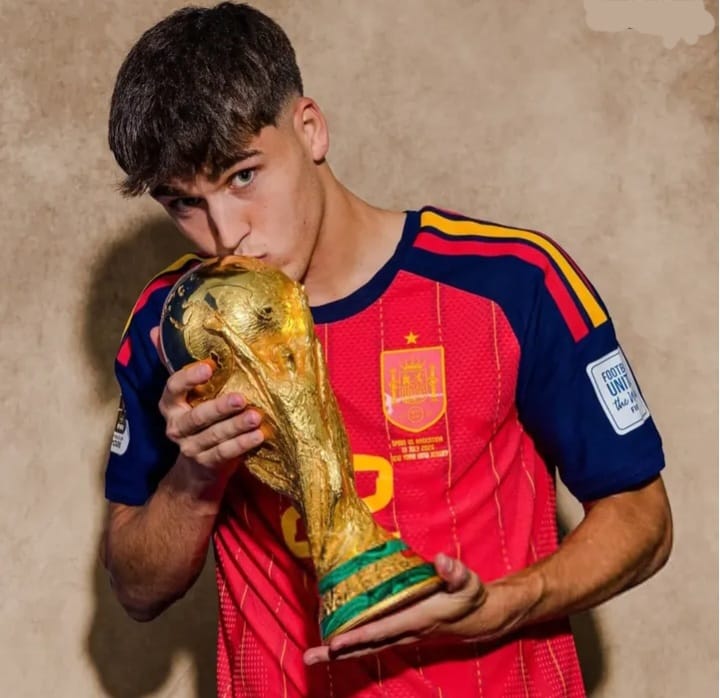 Pau Cubarsi mencium trofi Piala Dunia setelah membantu Spanyol juara pada Piala Dunia 2026.