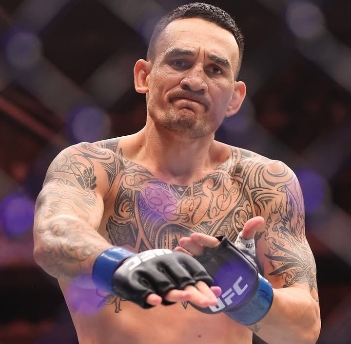 Max Holloway berdiri di octagon seusai menang atas Conor McGregor pada main event UFC 329.