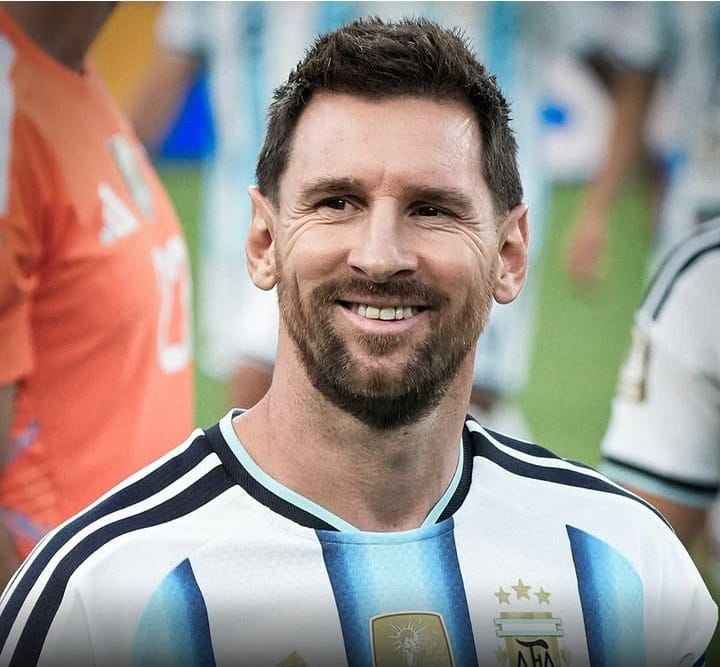 Lionel Messi mengenakan jersey Argentina dalam sorotan jelang laga melawan Inggris.