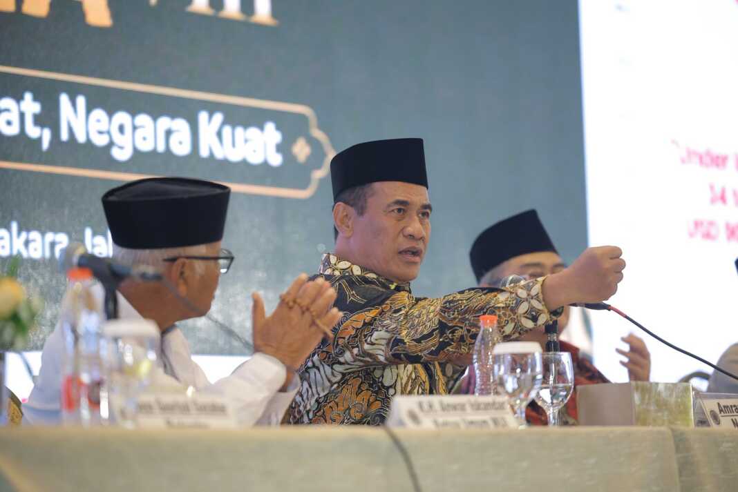 Menteri Pertanian Andi Amran Sulaiman berbicara dalam Kongres Umat Islam Indonesia VIII di Jakarta saat menawarkan bibit gratis dan olah lahan untuk pesantren.