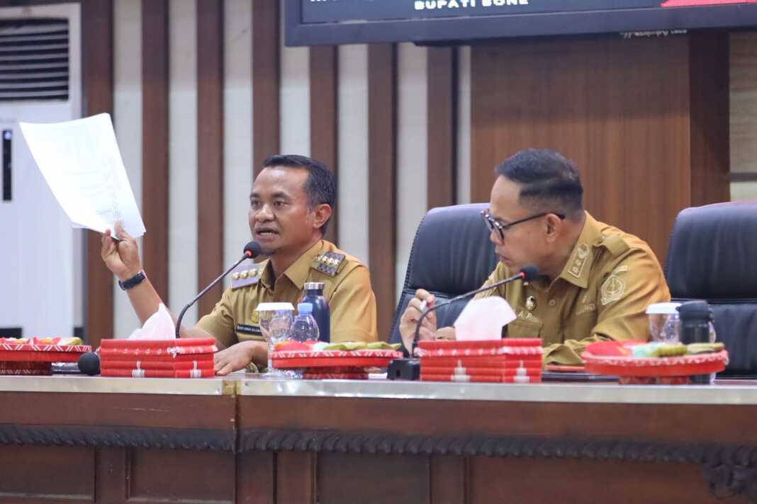 Bupati Bone Andi Asman Sulaiman memimpin rapat terkait pembangunan Kampung Nelayan Merah Putih di Bone.