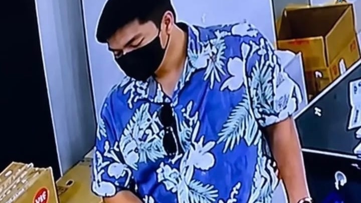 Pria bermasker terekam CCTV saat diduga bertransaksi menggunakan kartu kredit korban di sebuah toko di Kendari.