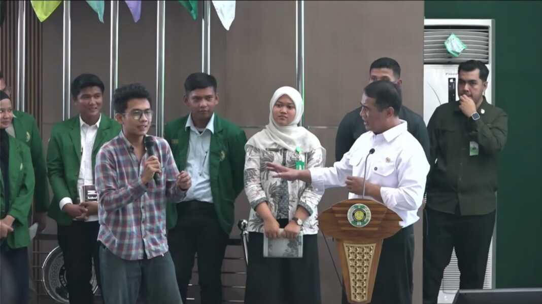 Mentan Andi Amran Sulaiman berdialog dengan mahasiswa Universitas Sumatera Utara saat kuliah umum di Medan, Rabu, 15 Juli 2026.