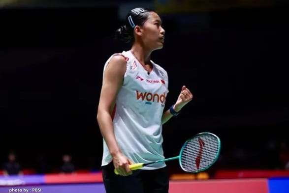 Putri Kusuma Wardani bersiap memukul shuttlecock saat bertanding pada Japan Open 2026.